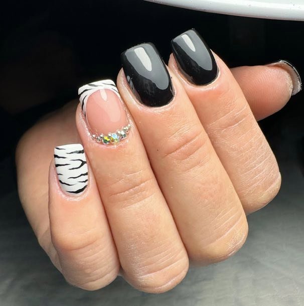 16 Black Nail Ideas That Are Chic, Bold & Timeless 🖤